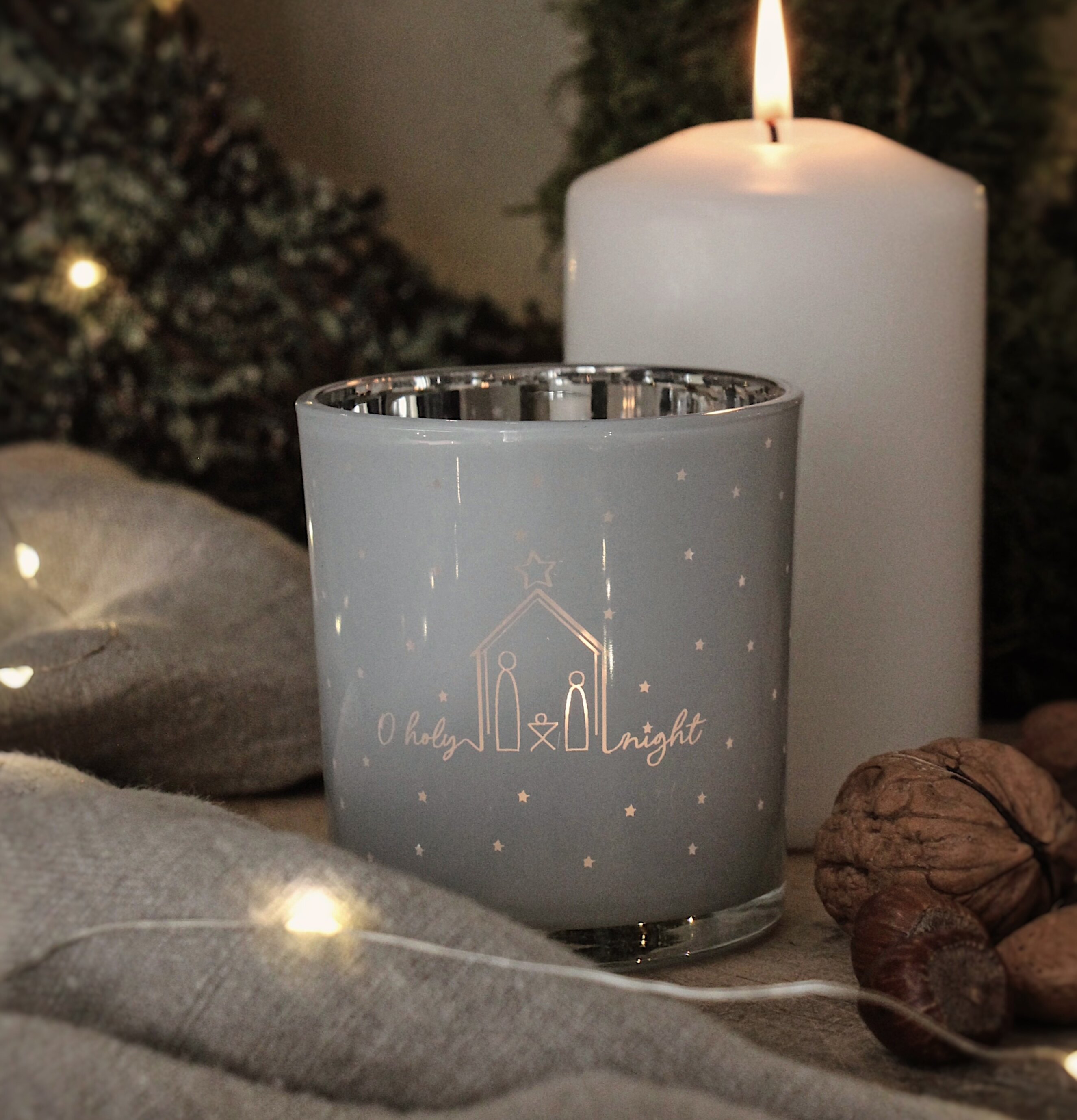 Ljuslykta Holy Night - Majas Cottage på ett ljust tygstycke