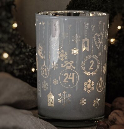 Bild av ljuslykta med julmotiv och elegant design