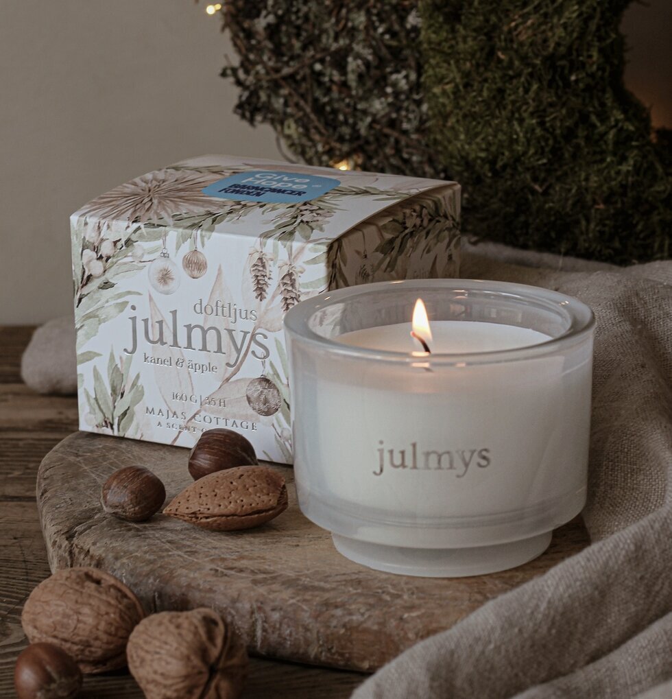 Doftljus Julmys Äpple/Kanel från Majas Cottage på träbord
