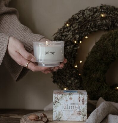Doftljus Julmys Äpple/Kanel från Majas Cottage på träbord