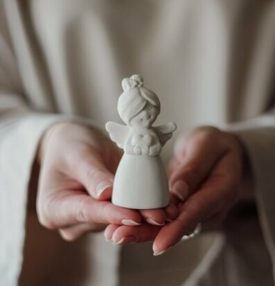 Skyddsängeln Inkl Gåvobox från Majas Cottage hålls i händer