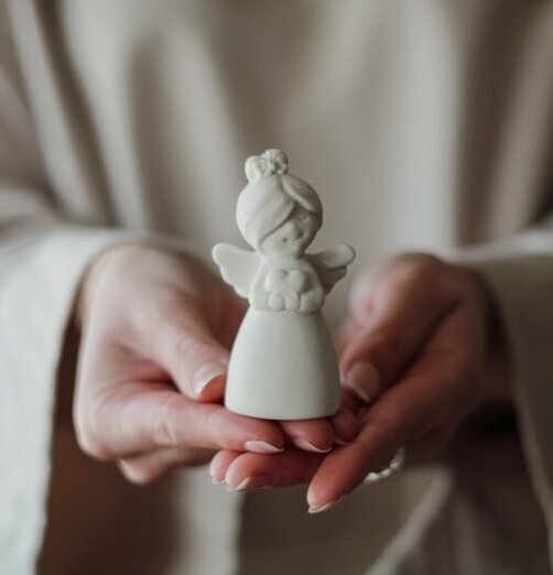 Skyddsängeln Inkl Gåvobox från Majas Cottage hålls i händer