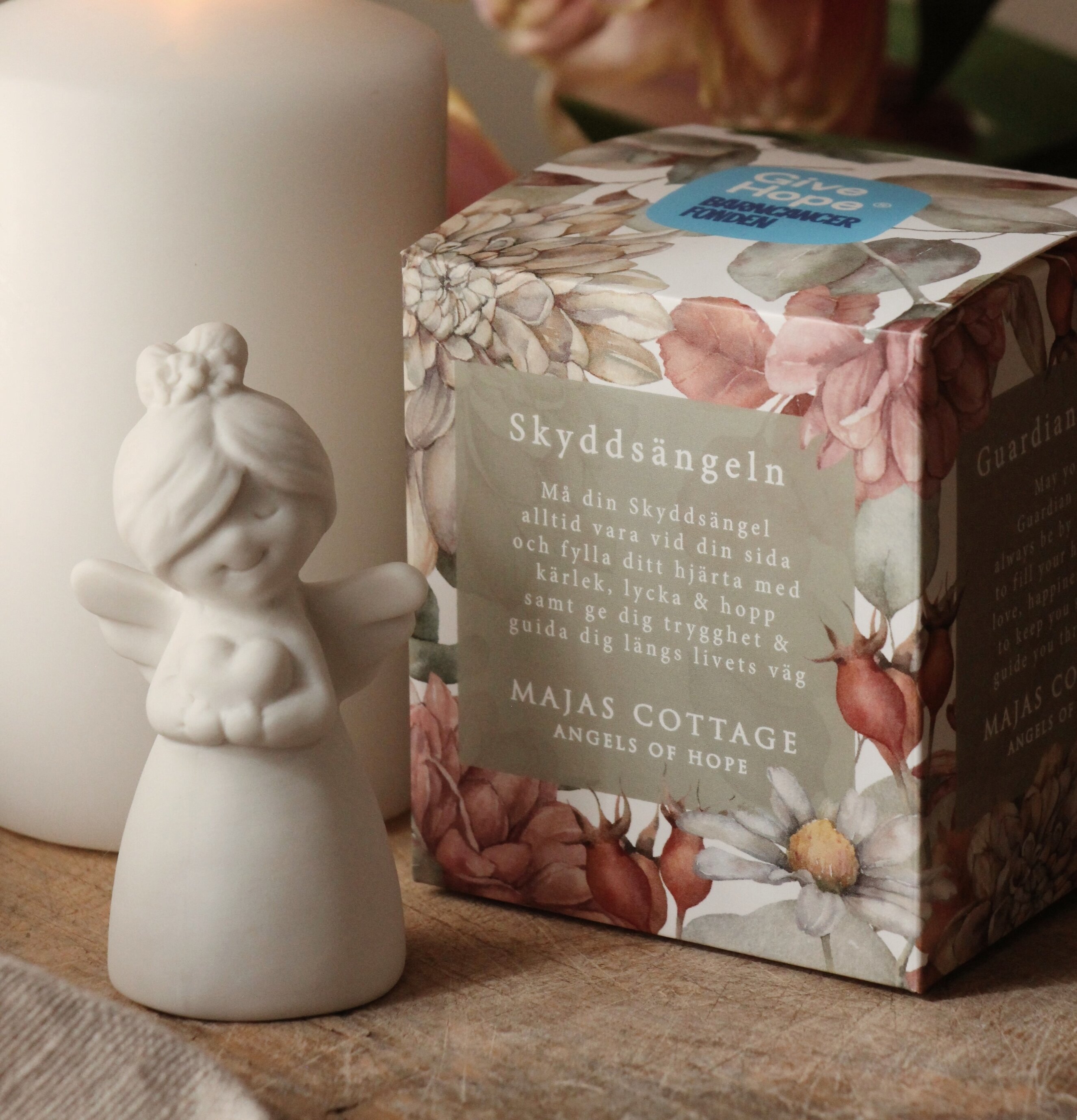 Skyddsängeln Inkl Gåvobox från Majas Cottage, vit ängelfigur