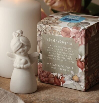 Skyddsängeln Inkl Gåvobox från Majas Cottage, vit ängelfigur