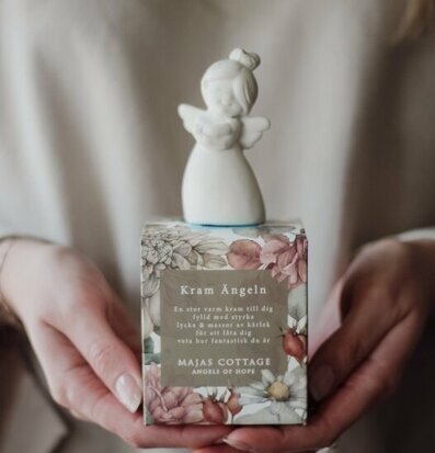 Kramängeln Inkl Gåvobox från Majas Cottage i händer