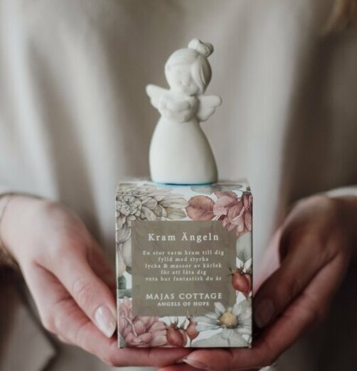 Kramängeln Inkl Gåvobox från Majas Cottage i händer