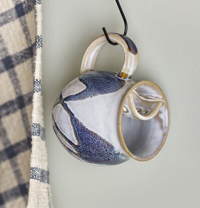 Mugg Te Stengods Creme/Blå från Bloomingville hänger på krok