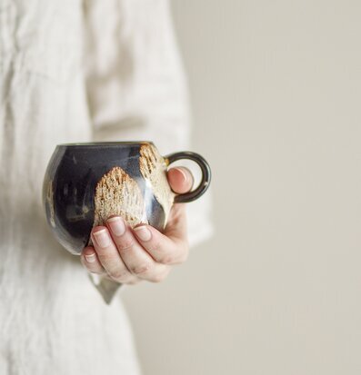 Mugg Stengods Brun från Bloomingville hålls av person