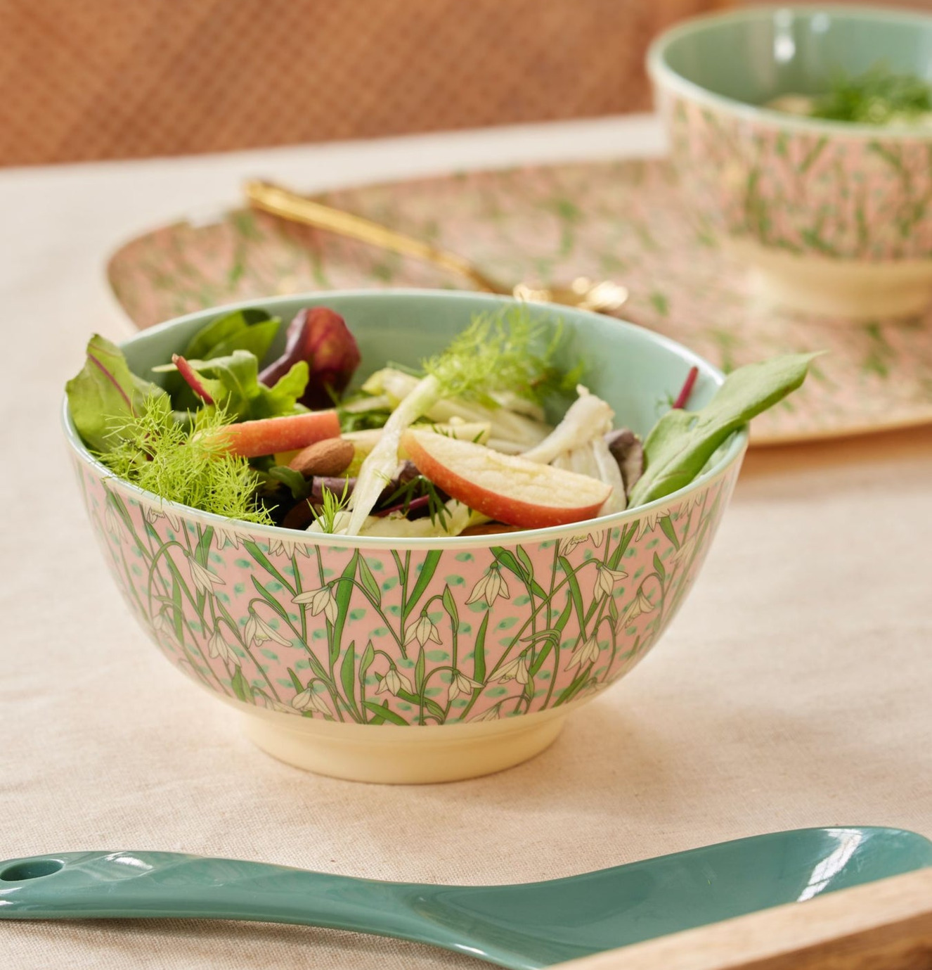 Skål New Snowdrop Print från Rice med sallad på ett bord