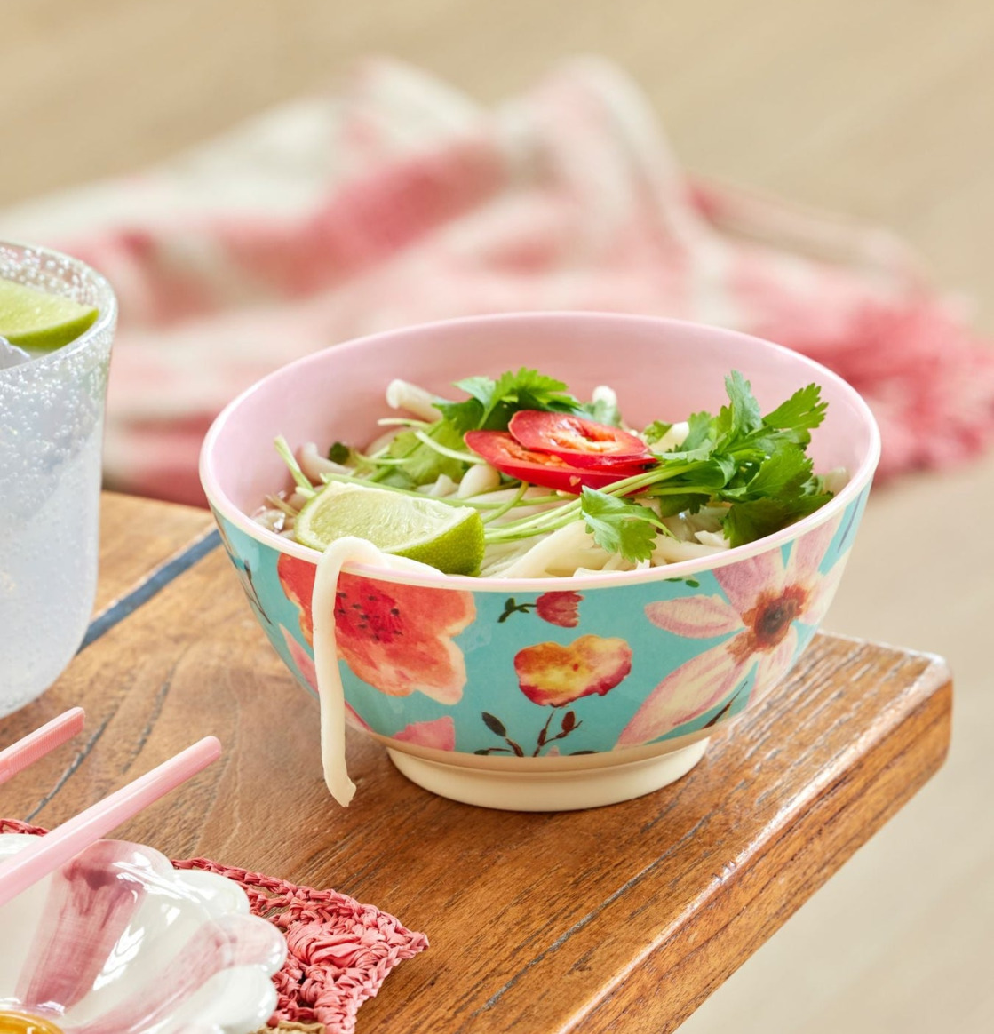 Skål Selma Flower Print från Rice på ett trädgårdsbord