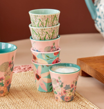 Foto av färgglada espressokoppar i elegant miljö