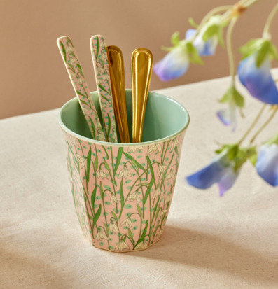 Bild av melaminmugg med snödroppsmönster och bestick