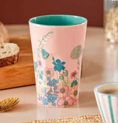 Bild av en mugg med blommigt collage och turkos insida