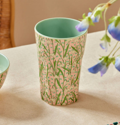 Bild av mugg med snödroppsmotiv och harmonisk design