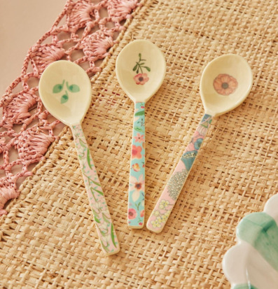 Korta Skedar - Flower Prints från Rice på vävd bordstablett