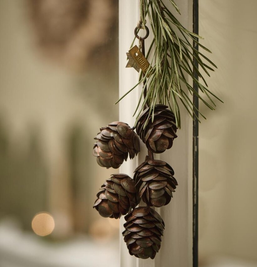 Hängande Gren Med Kottar från IB Laursen i fönsterkarm