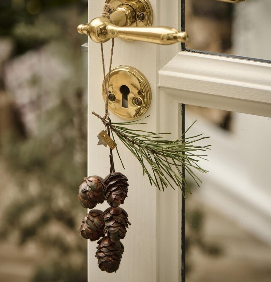 Hängande Gren Med Kottar från IB Laursen på dörrhandtag