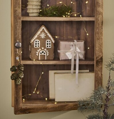 Hängande Gren Med Kottar från IB Laursen i träskåp