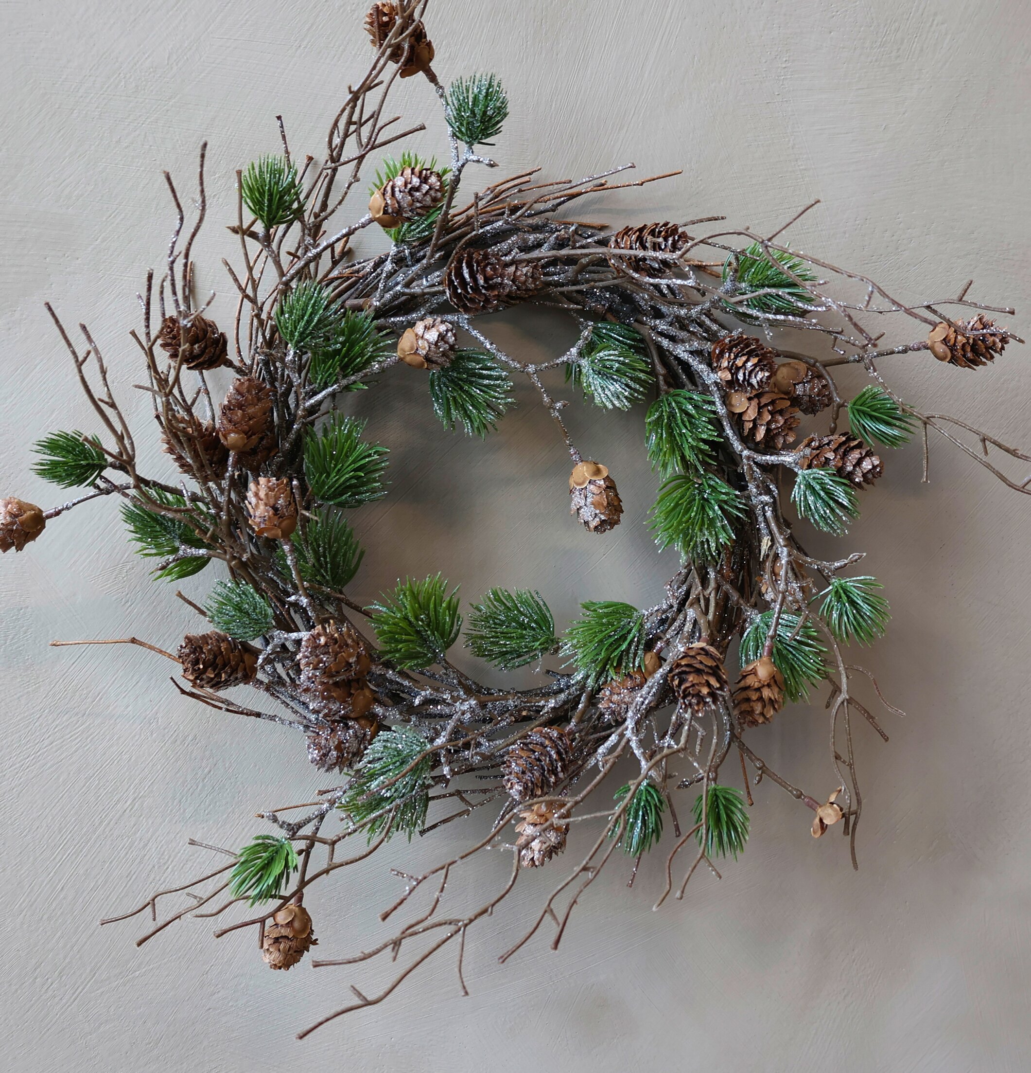 Fleur Krans Cederträ/Kottar från Chic Antique mot ljus vägg