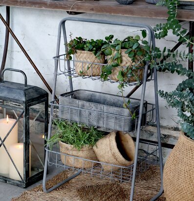 Etagere Antik Zink från Chic Antique med växter och korgar