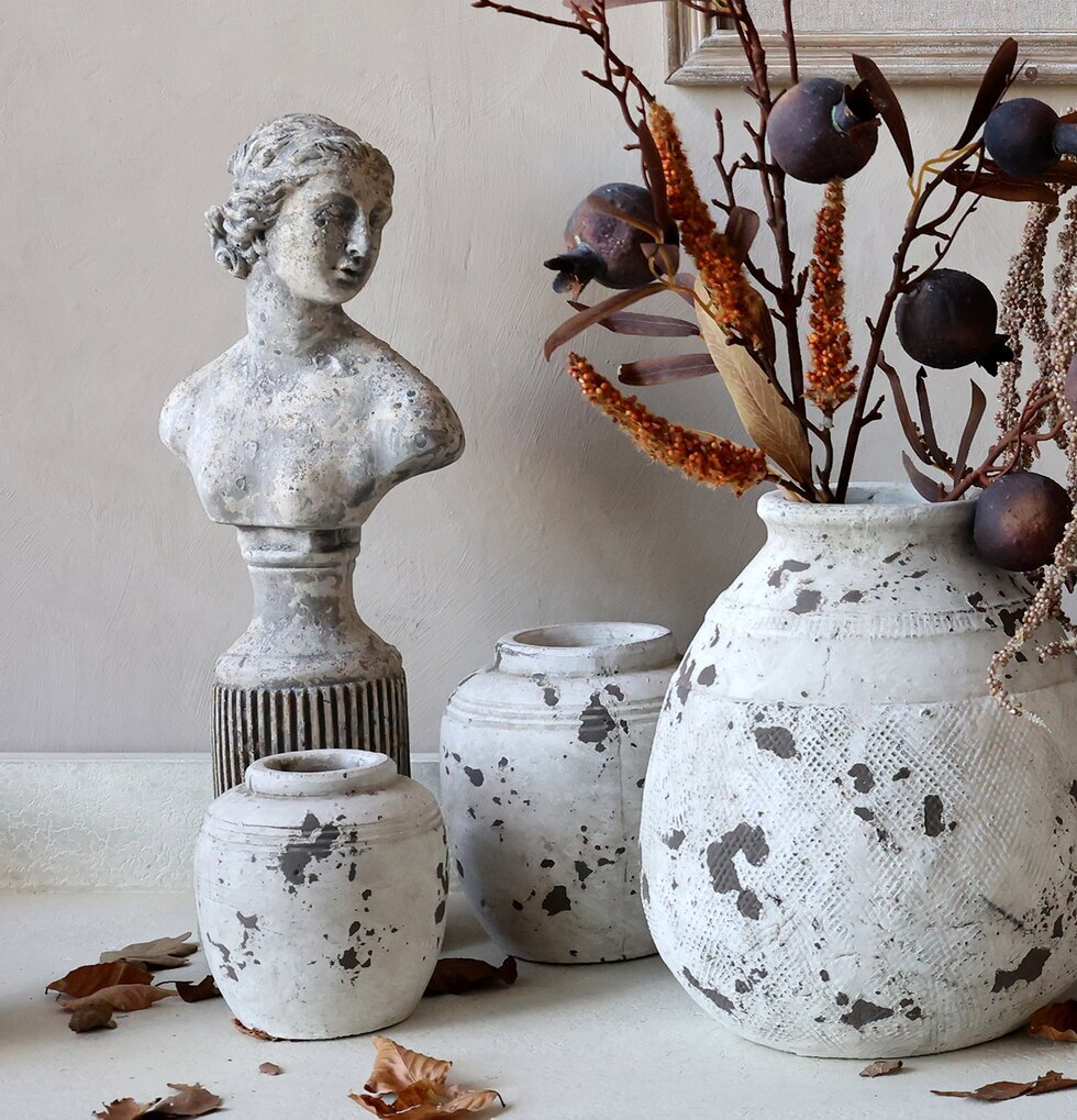 Staty Byst Femme Antikgrå från Chic Antique i rustik miljö