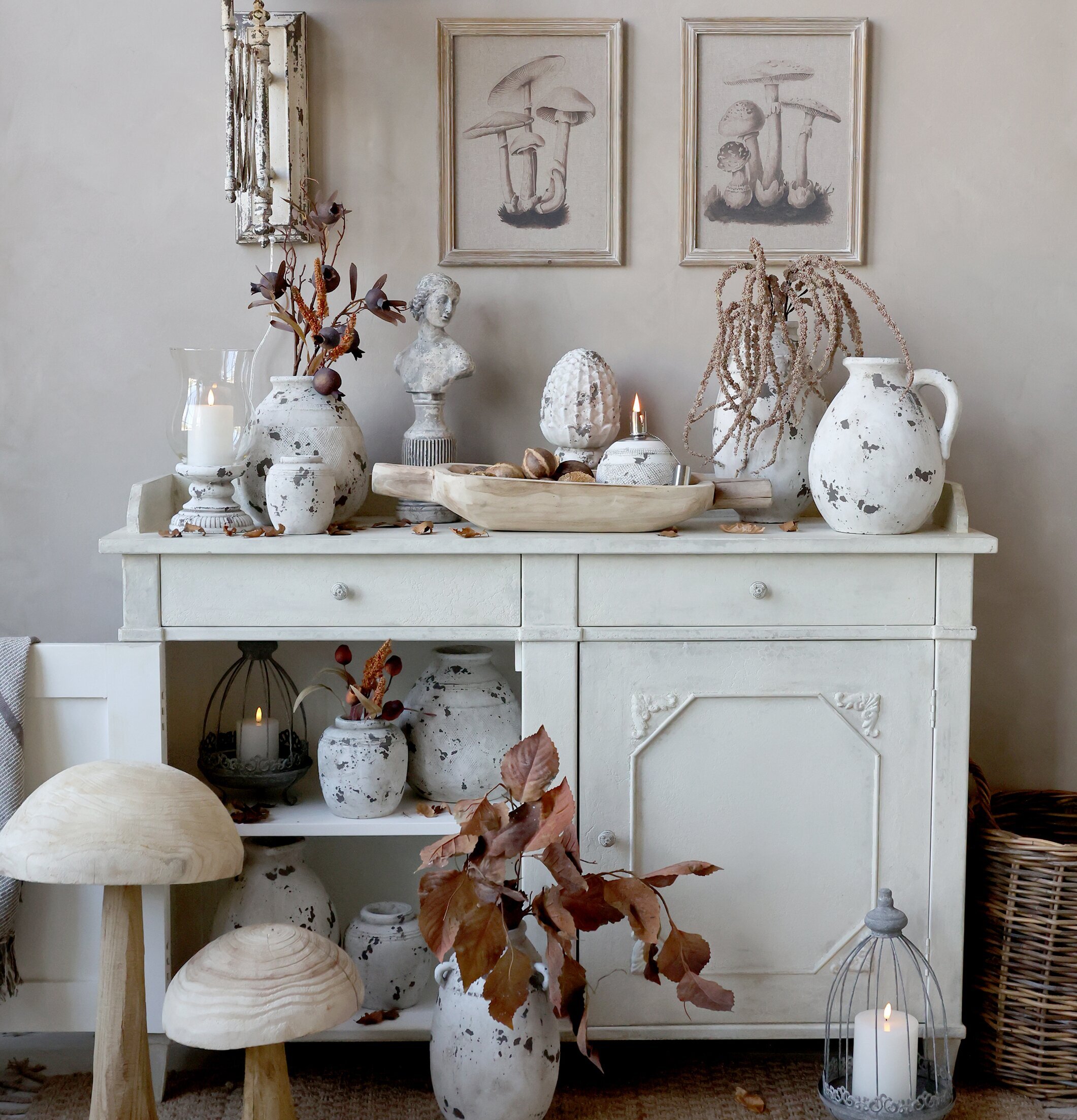 Staty Byst Femme Antikgrå från Chic Antique på antik vit byrå