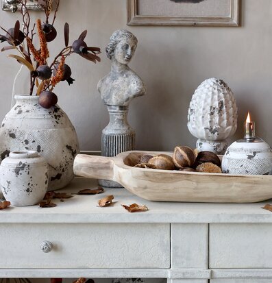 Staty Byst Femme Antikgrå från Chic Antique på antikt bord