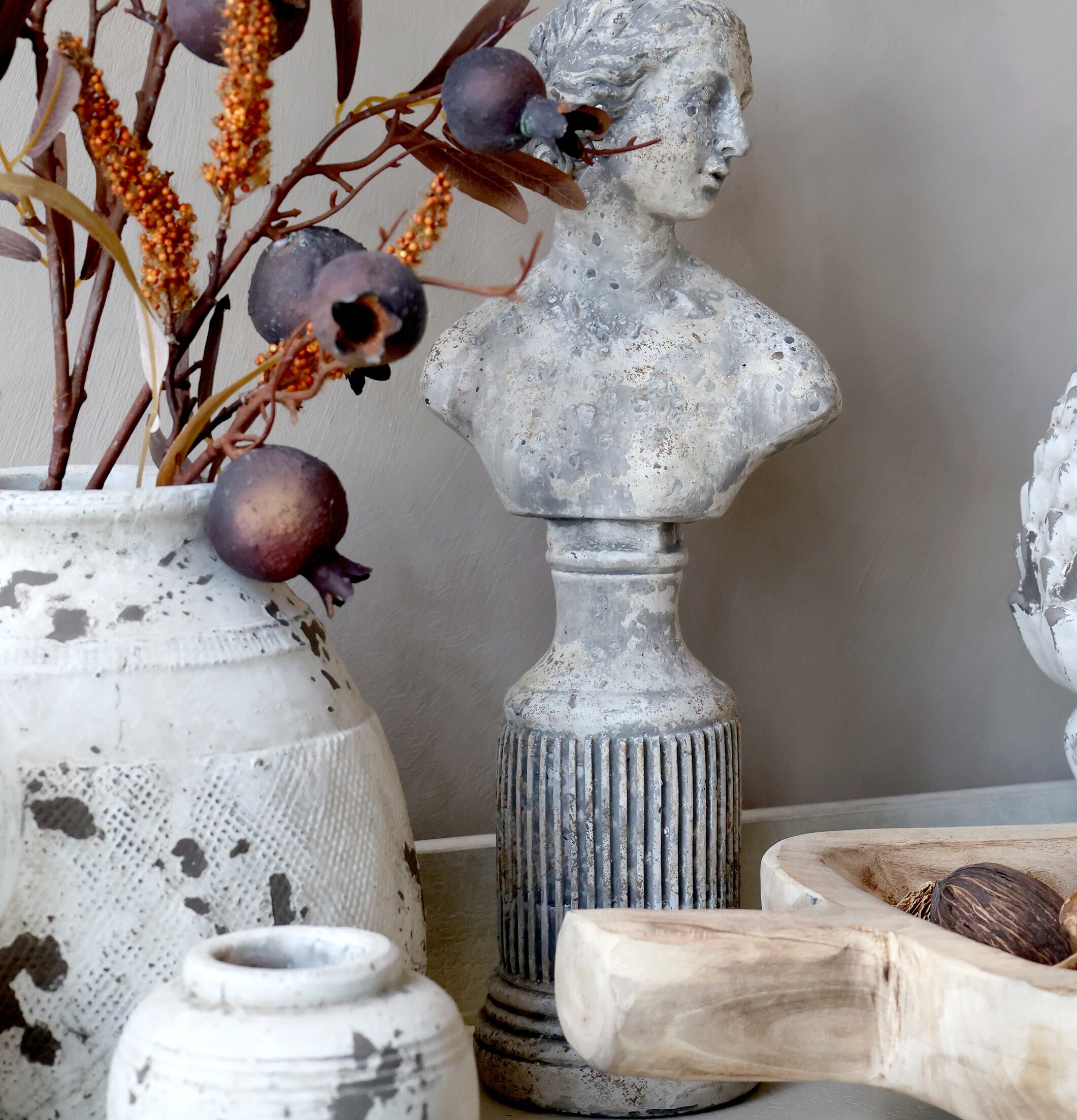 Staty Byst Femme Antikgrå från Chic Antique, antik elegans