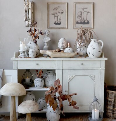 Ljus/Blomstativ Med Fat från Chic Antique i rustik miljö