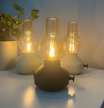 Bordslampa Glimt Sand/Amber från PR Home på vit yta