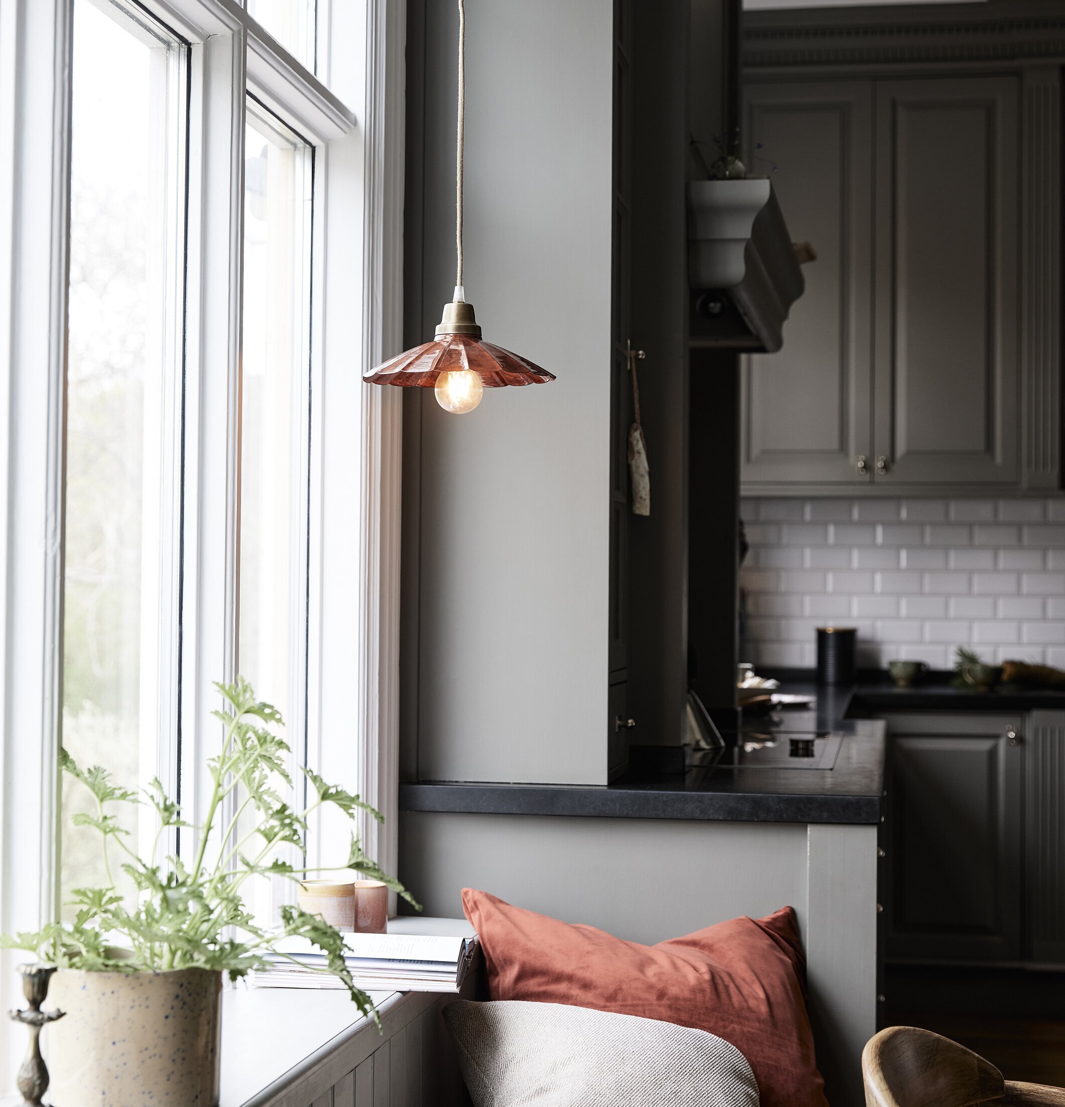 Fönsterlampa Ester Terracotta 24cm från PR Home i fönster