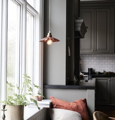 Fönsterlampa Ester Terracotta 24cm från PR Home i fönster