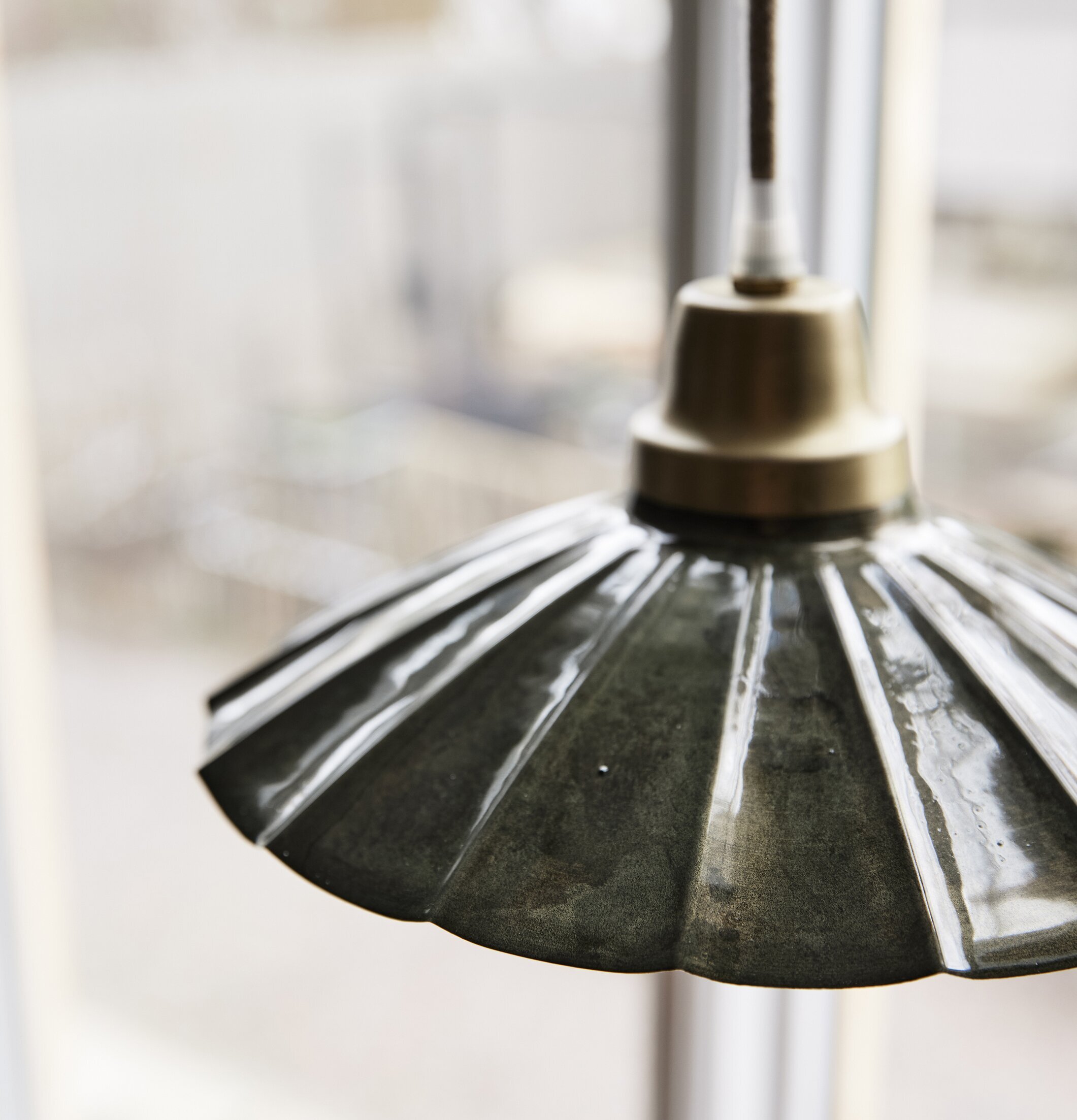 Fönsterlampa Ester Mörkgrön 24cm från PR Home i fönster