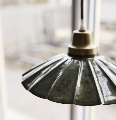 Fönsterlampa Ester Mörkgrön 24cm från PR Home i fönster