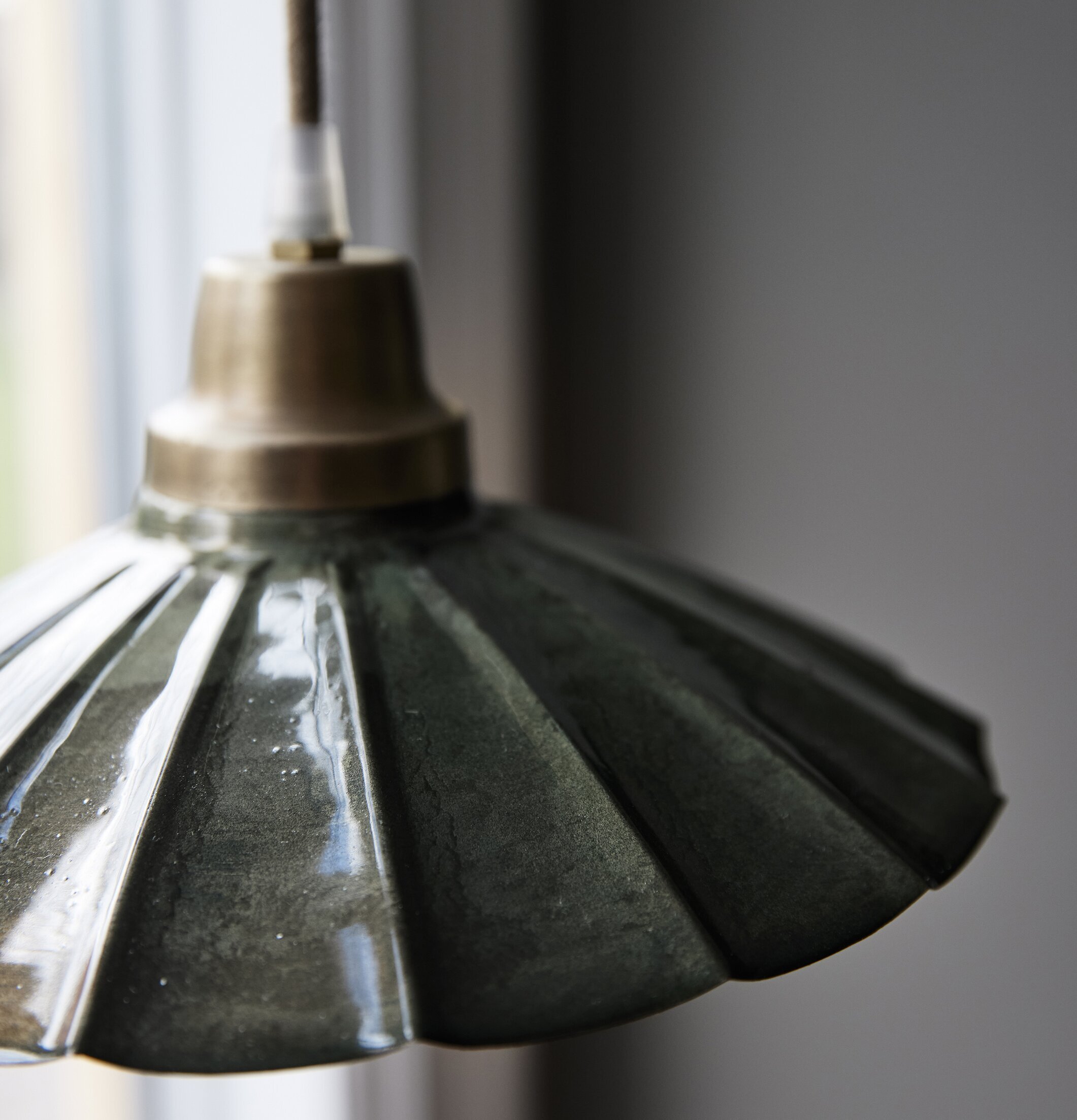 Fönsterlampa Ester Mörkgrön 24cm från PR Home nära fönster