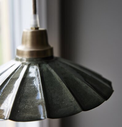 Fönsterlampa Ester Mörkgrön 24cm från PR Home nära fönster