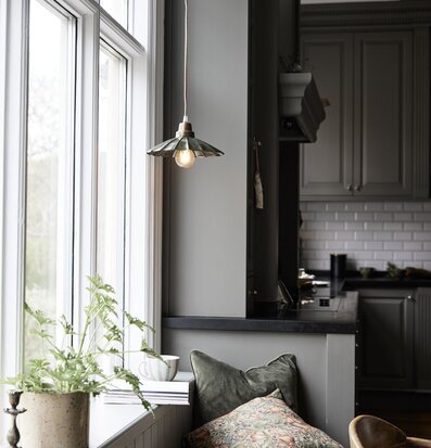 Fönsterlampa Ester Mörkgrön 24cm från PR Home i köksmiljö