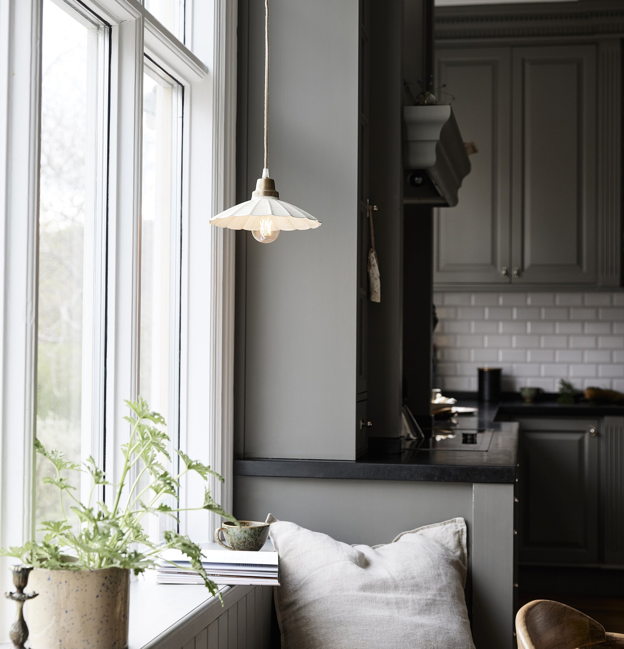 Fönsterlampa Ester Offwhite 24cm från PR Home i köksmiljö