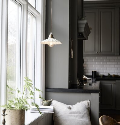 Fönsterlampa Ester Offwhite 24cm från PR Home i köksmiljö