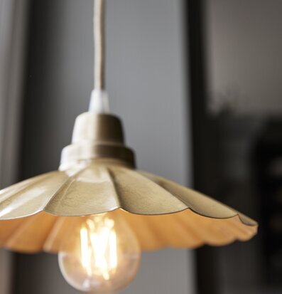 Fönsterlampa Ester Gul 24cm från PR Home nära ett fönster