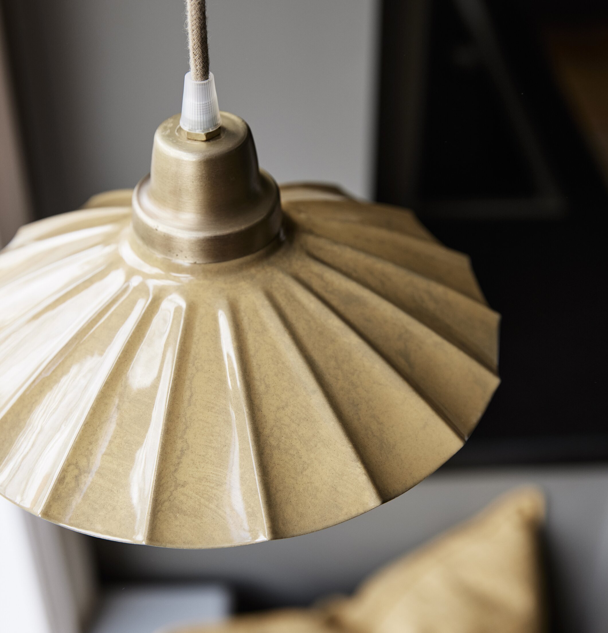 Fönsterlampa Ester Gul 24cm från PR Home i inomhusmiljö