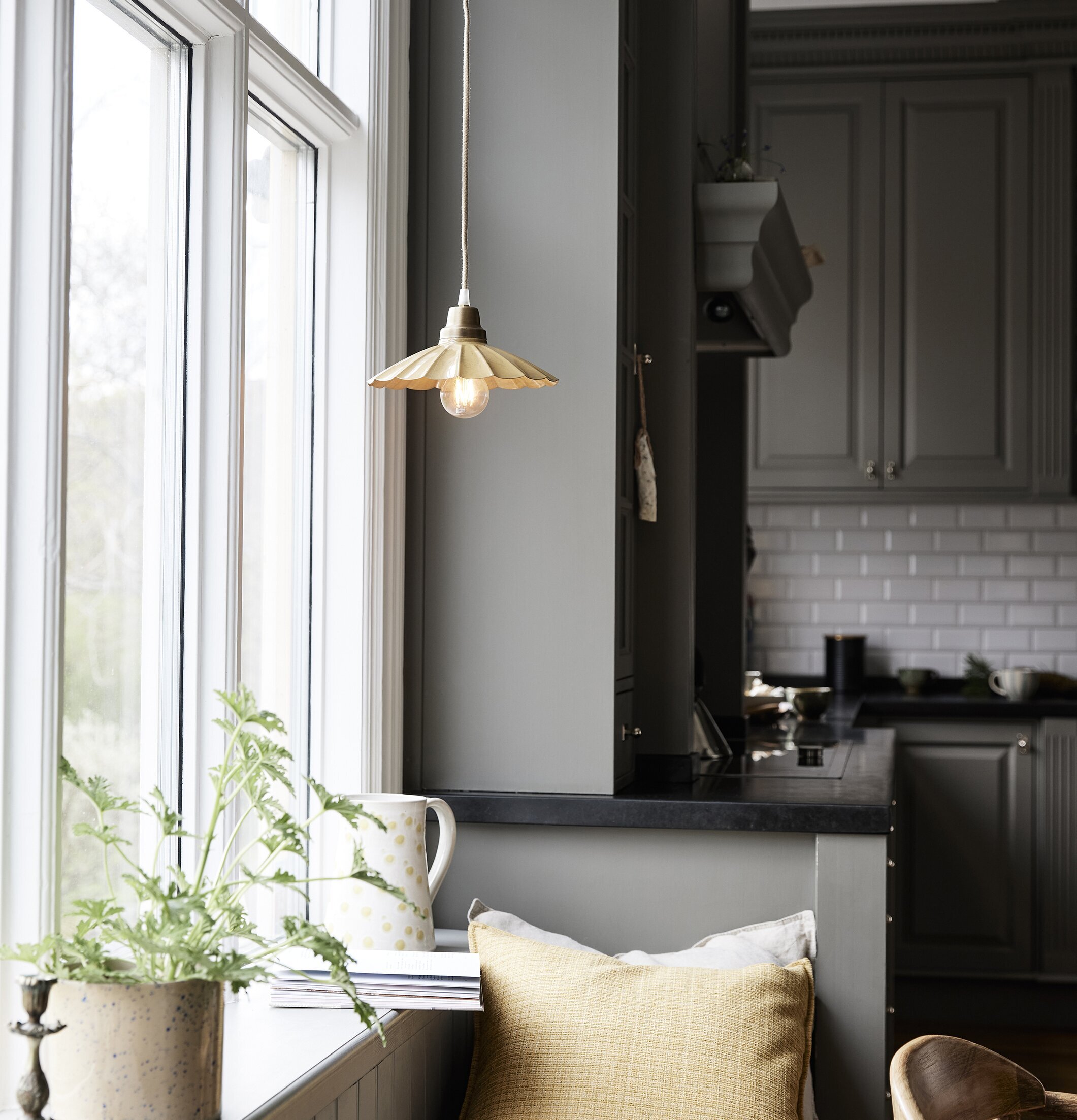 Fönsterlampa Ester Gul 24cm från PR Home i ett kök