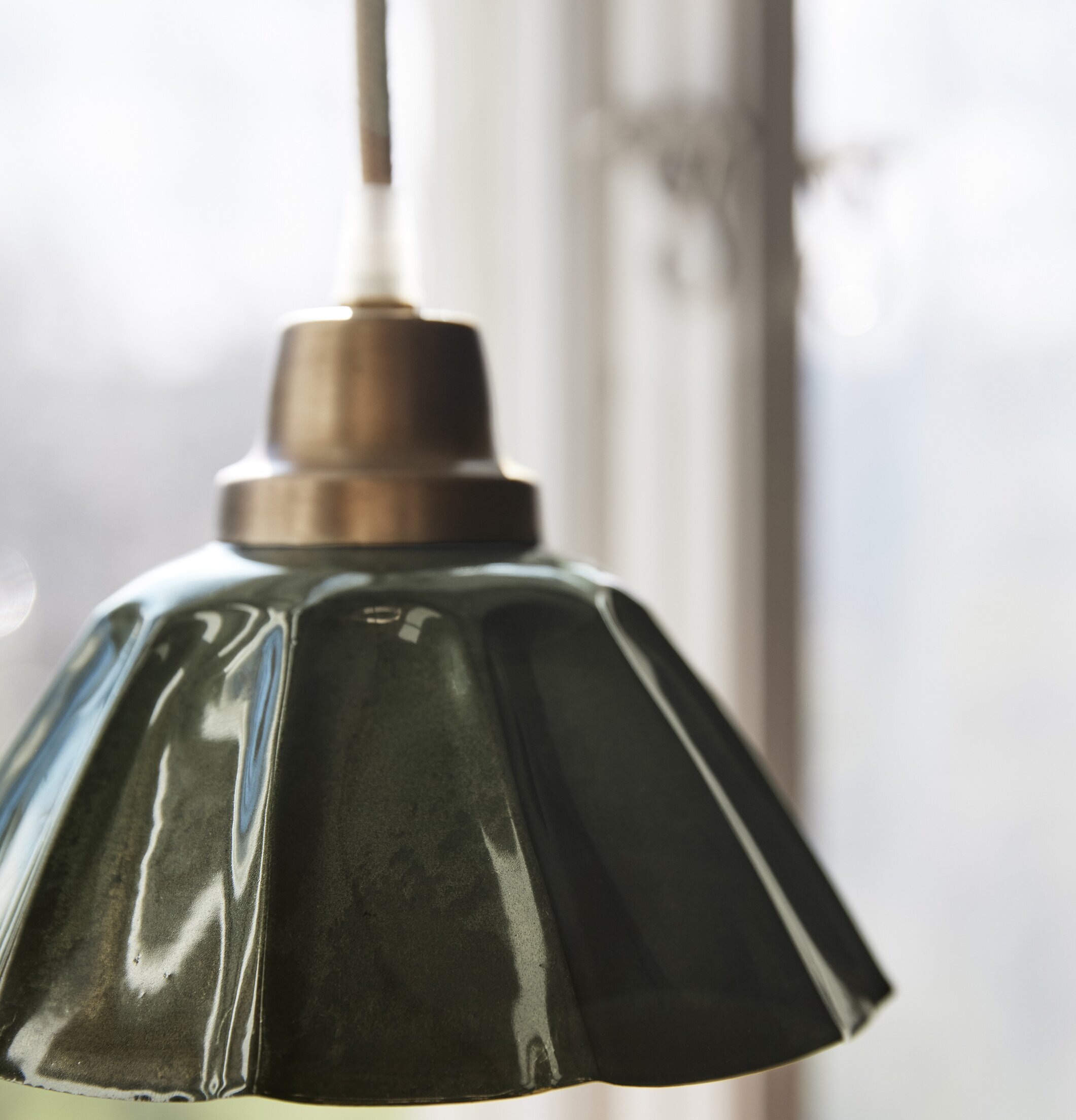 Fönsterlampa Ester Mörkgrön 17cm från PR Home i fönster