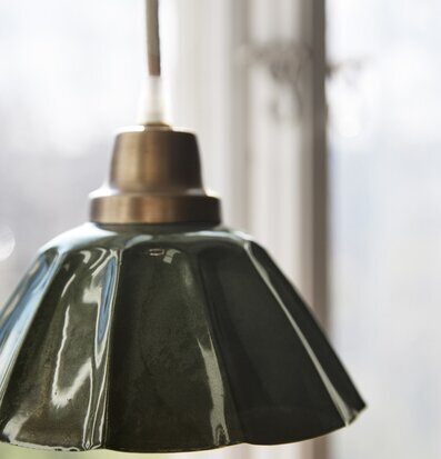 Fönsterlampa Ester Mörkgrön 17cm från PR Home i fönster