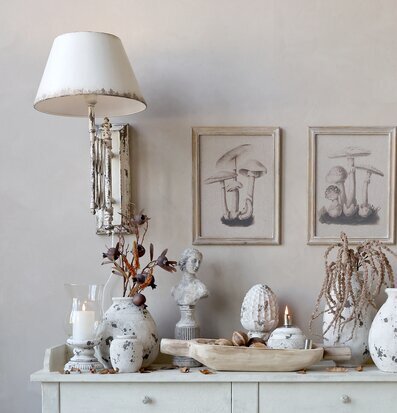 Vägglampa Antique Creme från Chic Antique på ljus vägg