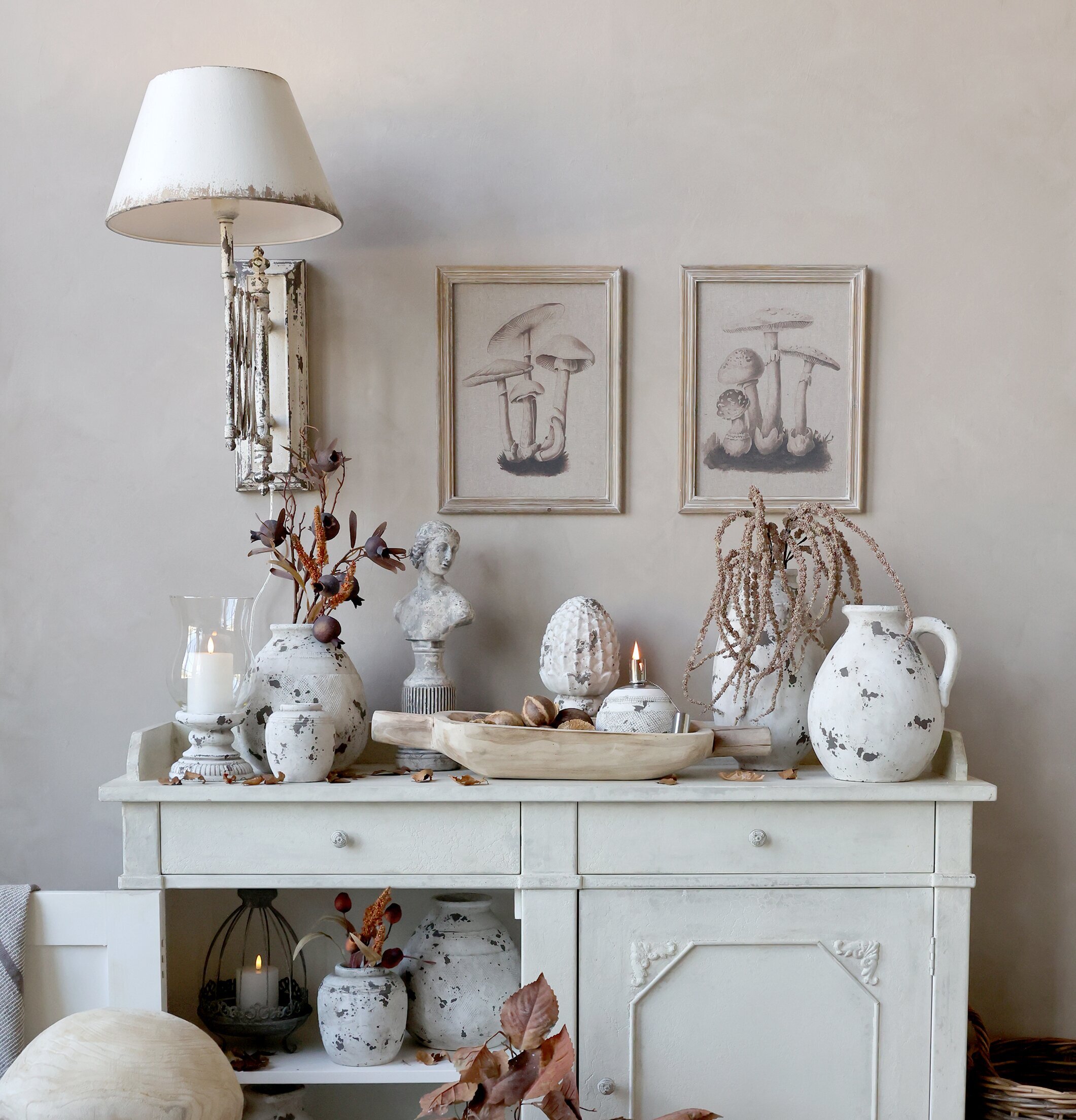 Vägglampa Antique Creme från Chic Antique på beige vägg