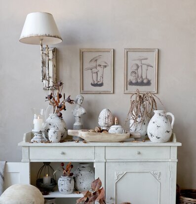 Vägglampa Antique Creme från Chic Antique på beige vägg