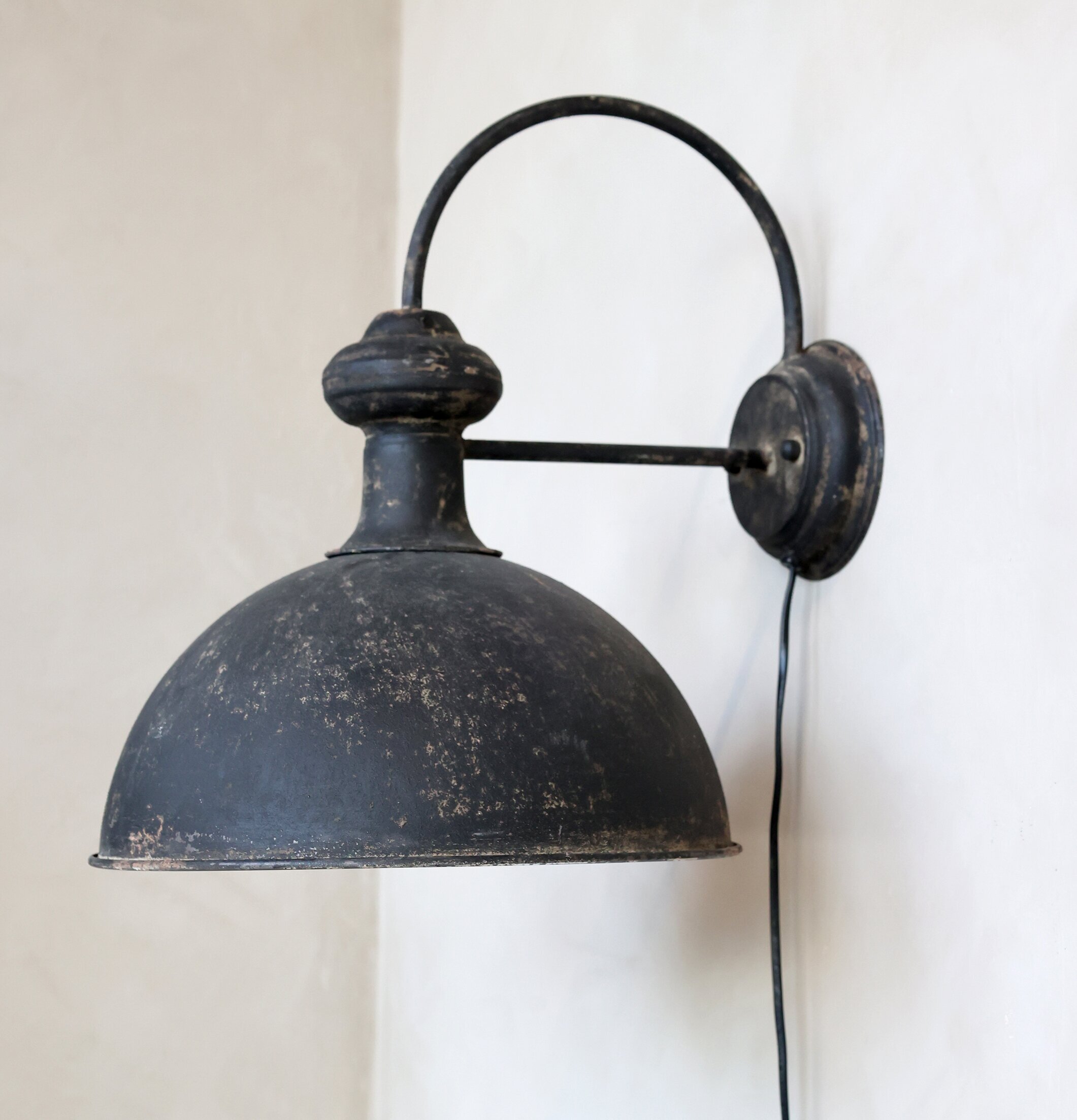Vägglampa Antiksvart från Chic Antique med vintage-look