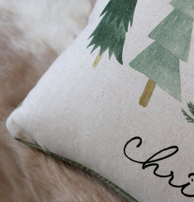 Kuddfodral Christmas från Chic Antique med gröna granar