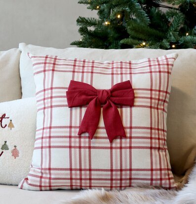 Kuddfodral Rosett från Chic Antique på beige soffa